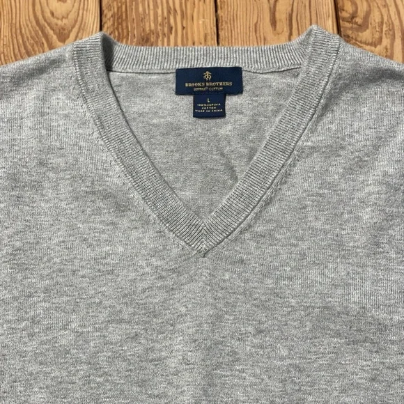 Brooks Brothers men’s Gray V-Neck Pima cotton Sweater - Picture 3 of 4
